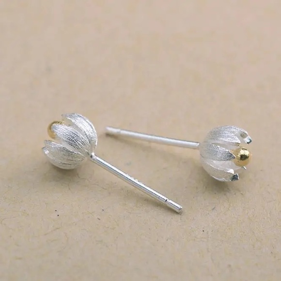 ◾️925 Sterling Silver Small Lotus Flower Stud Earrings - Picture 3 of 4